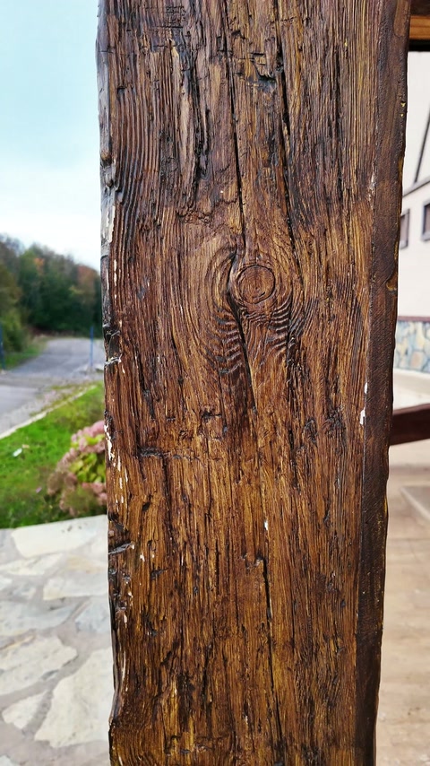 Kahverengi dikey elemanın budaklı ve damarlı yüzeyi öne çıkıyor