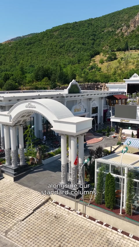 Ana girişte kemerli üst örtü ve sütunlu karşılama alanı görülüyor