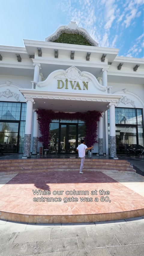 Divan girişini sütunlar, bordürler ve üstteki dekoratif taç çevreliyor