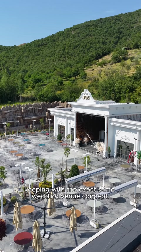 Yüksek açıdan açık hava salonu, sahne ve çevre düzeni görülüyor