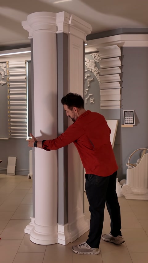 Standart sütun gövdesi, tamamlanmış dekoratif model yanında duruyor