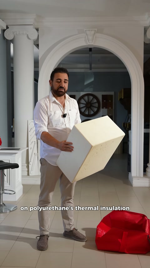 Sunucu kutuyu döndürerek taban ve yan duvarlarını sergiliyor.