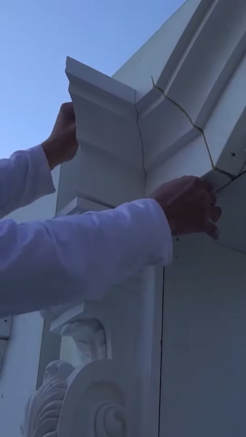 Usta pencere çevresindeki söve köşesini cephe üzerinde konumlandırıyor