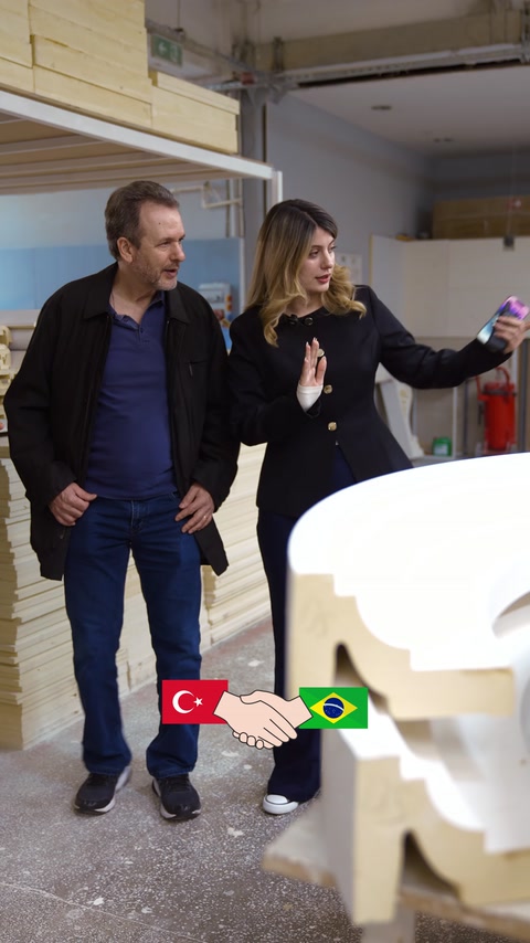 Geniş kavisli poliüretan profil ziyaretçilerle birlikte kontrol ediliyor