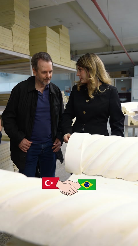Burgu biçimli dekoratif sütun gövdesi fabrika ortamında inceleniyor