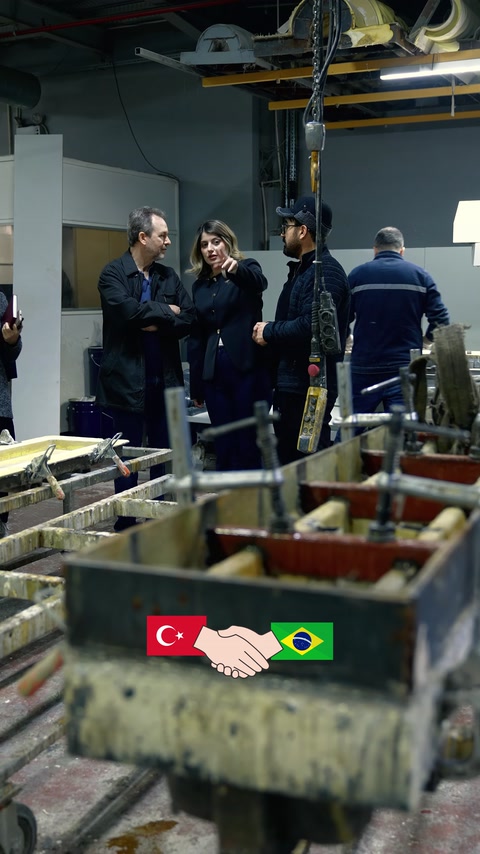 Üretim kalıpları ve çalışma tezgâhları fabrika turunda gösteriliyor