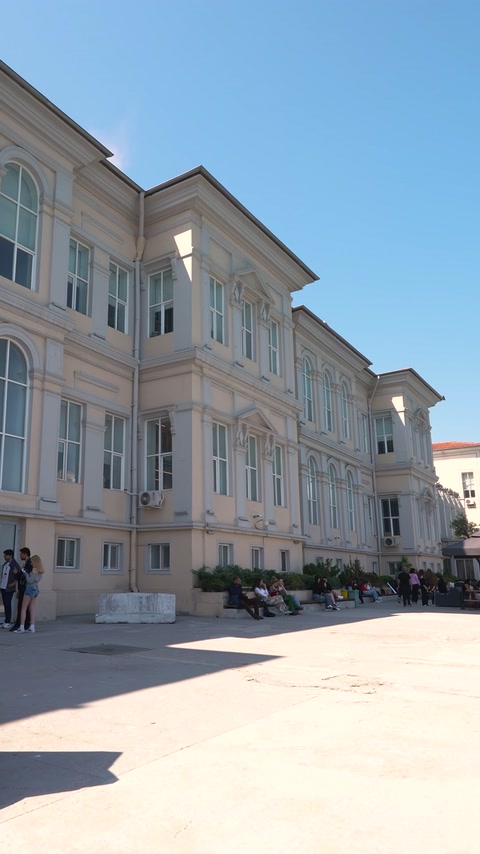Üniversitenin tarihi cephe mimarisi geniş açıyla görüntüleniyor