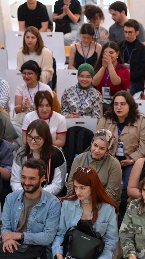 Amfi düzenindeki öğrenciler mimari tasarım etkinliğini ilgiyle takip ediyor