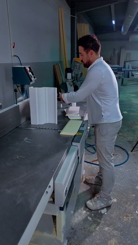 Usta poliüretan parçadaki oyuk bölümü eliyle işaret ederek açıklıyor.