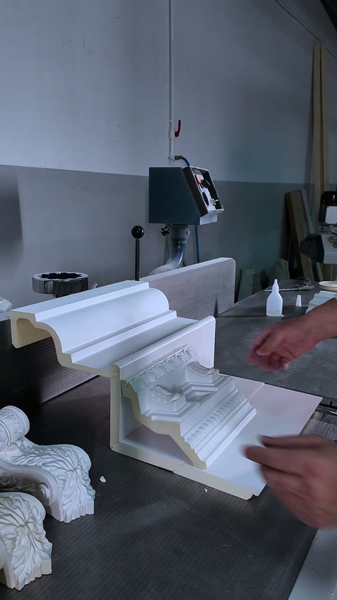 Oymalı payanda parçası kanal açılmış profil içine yerleştiriliyor.