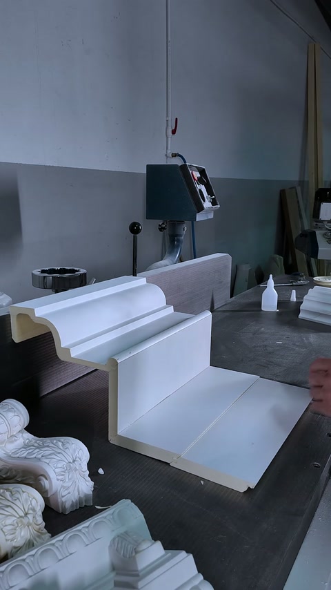Basamaklı söve ve düz panel kesitleri tezgâhta birlikte sergileniyor.
