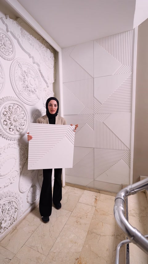 Çizgili dekoratif duvar panelleri farklı geometrik düzenlerde sergileniyor