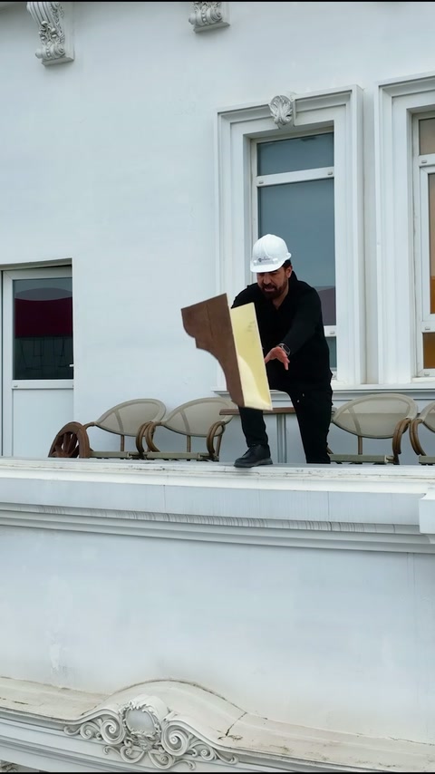 Usta, klasik cephede pencere çevresi için kaplama parçası hazırlıyor