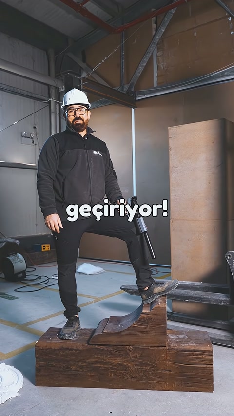 Video poliüretan dekorasyon ürünlerine uygulanan atölye darbe testini gösteriyor.