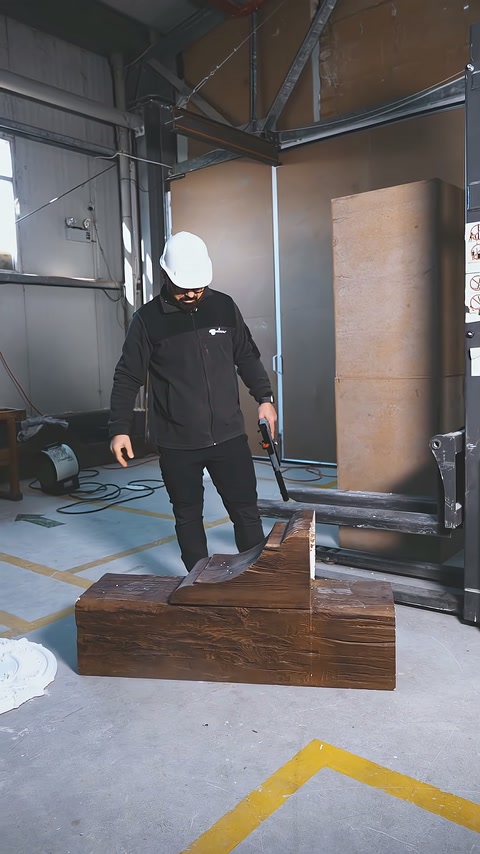 Usta yerdeki ahşap görünümlü parçaya ayağıyla kuvvet uyguluyor.