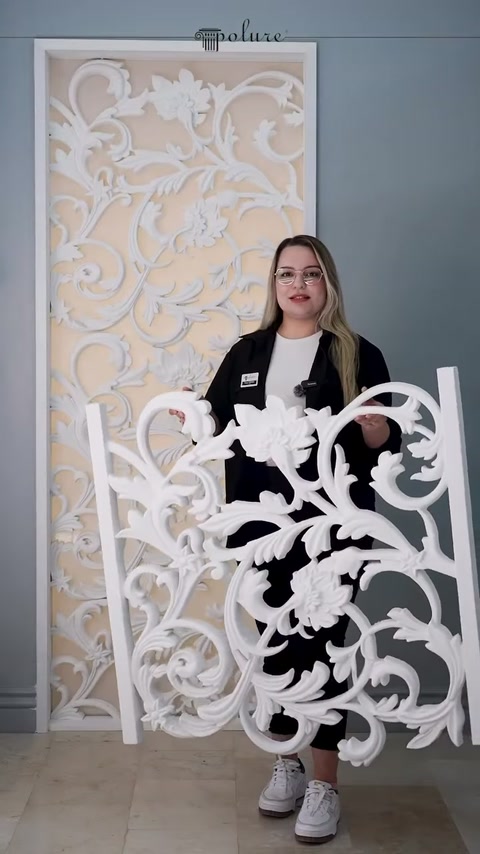 Çiçek ve yaprak motifli beyaz dekupe panel önden tanıtılıyor