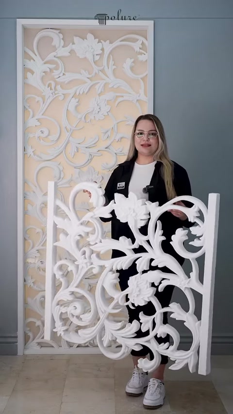 Çiçek ve yapraklarla bezeli beyaz panel önden sergileniyor