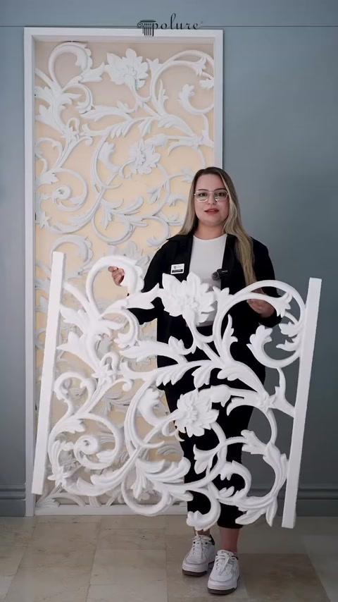 Bitki desenli beyaz panel yeniden dik konuma getirilerek sunuluyor