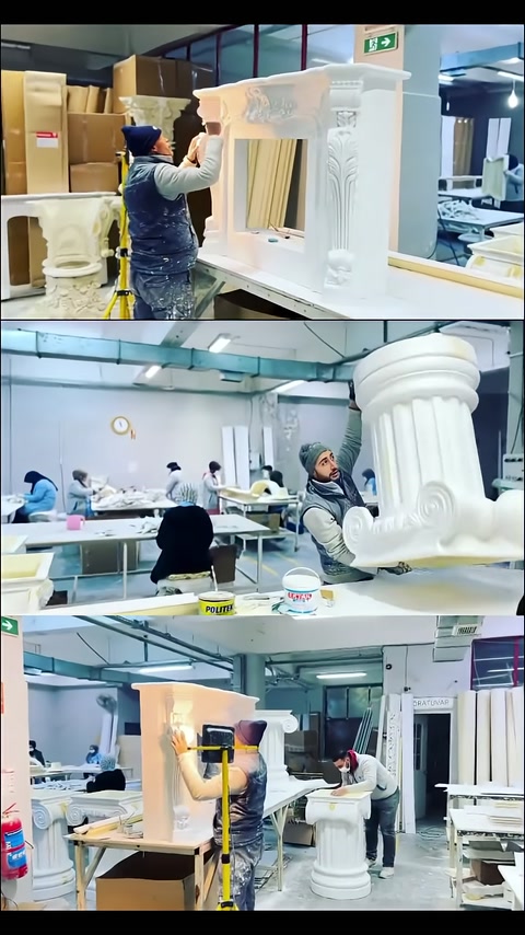 Atölyede sütun biçimli dekoratif masa ayağı üzerinde çalışan usta