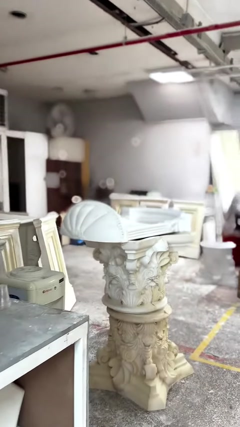Tamamlanmış Korint başlığı kısa yivli sütun üzerinde atölyede sergileniyor.