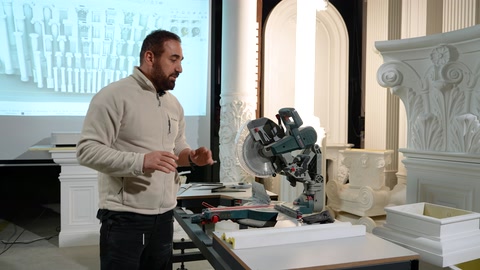 Sunucu, çalışma masasında söve kesimi konusunu tanıtıyor