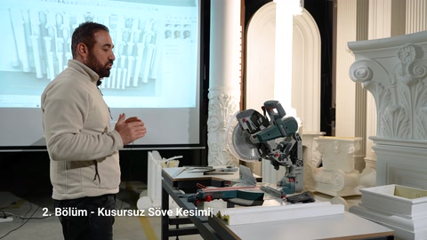 Sunucu, ekrandaki teknik çizimler üzerinden uygulamayı açıklıyor