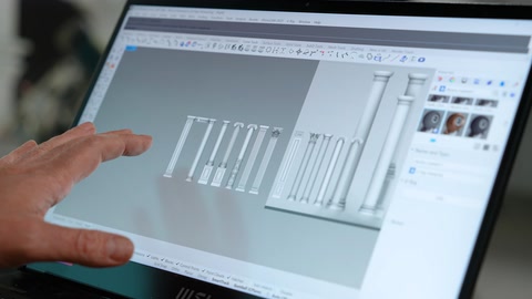 Tablet ekranında farklı dekoratif profil tasarımları inceleniyor