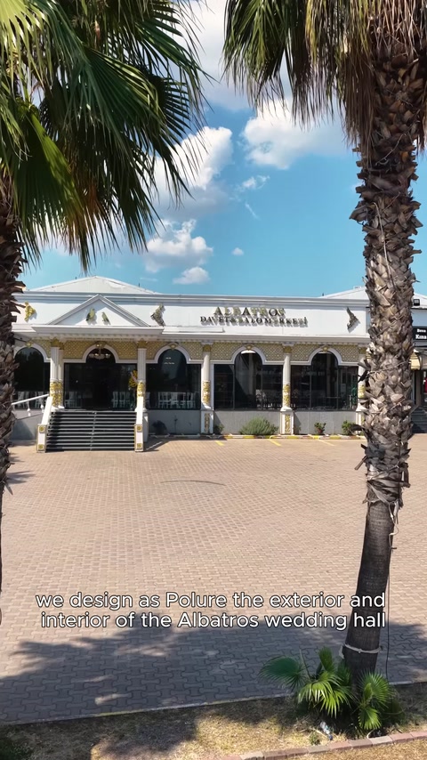 Palmiye ağaçları arasında sütunlu düğün salonu dış cephesi