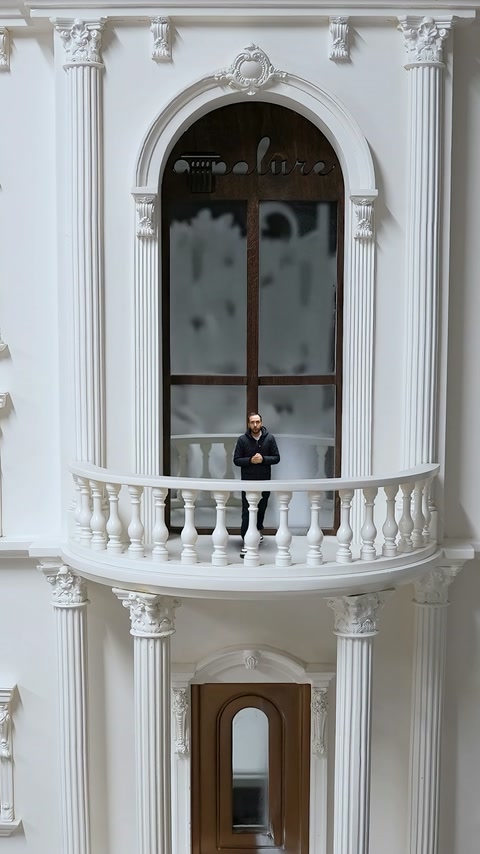 Kavisli balkon, korkuluk ve sütunlarla hazırlanan cephe maketi görülüyor