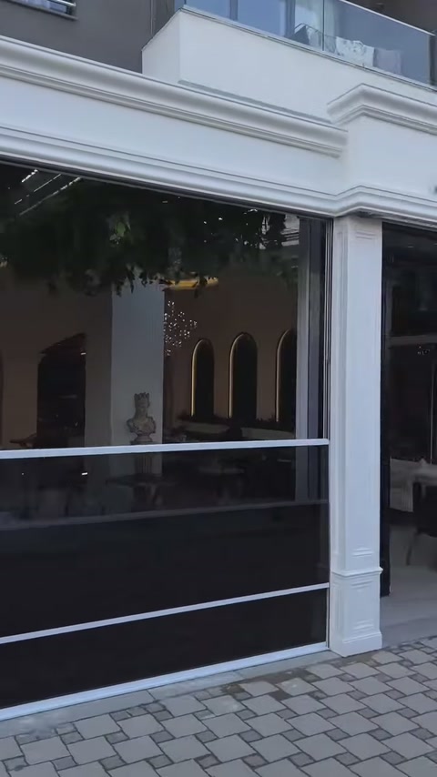 Dekoratif dış cephe kaplamaları camlı giriş boyunca sergileniyor.