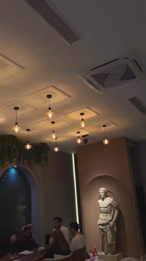 Yemek alanında tavan süslemeleri ve aydınlatmalar bütünlük oluşturuyor.