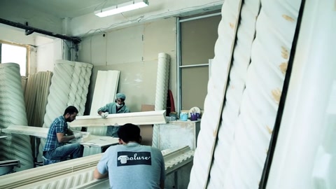 Ön plandaki kabartmalı profilin arkasında devam eden üretim çalışması