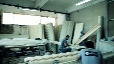 Uzun profiller ve geniş paneller üretim alanında yoğun biçimde istiflenmiş.