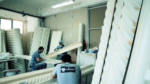 Atölyede yüksek paneller, kalıplar ve profiller arasında üretim sürüyor.