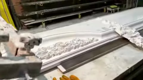 Dekoratif motif ve uzun söve profilleri çalışma tezgahında birleştiriliyor