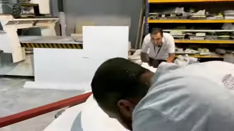 Çalışan kavisli modelin kenar bölümünde yüzey düzeltmesi yapıyor