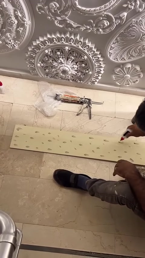 Poliüretan panelin arka yüzüne yapıştırıcı noktalar halinde uygulanıyor.