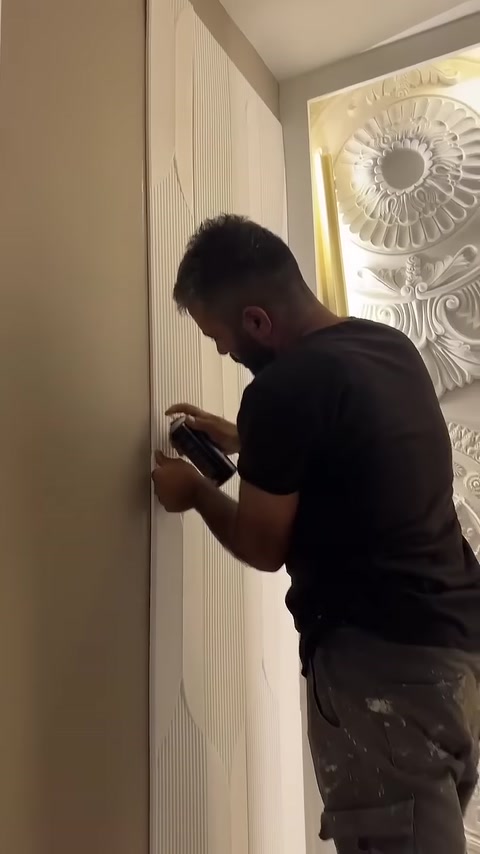 Duvar panelinin yan kenarında yapıştırma işlemi devam ediyor.