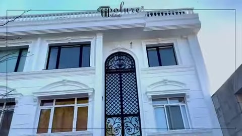 Pencere söveleri ve merkezi dekoratif sütunun aşağıdan görünümü