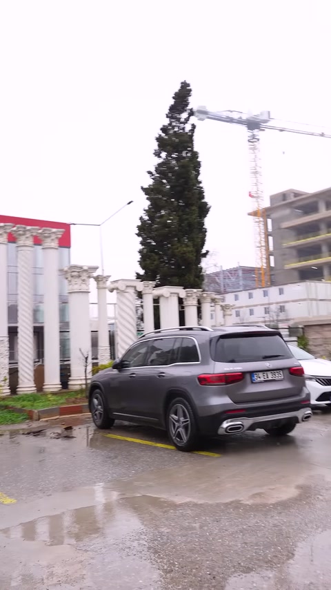 Dış mekânda farklı gövde biçimlerine sahip sütunlar sıralanıyor