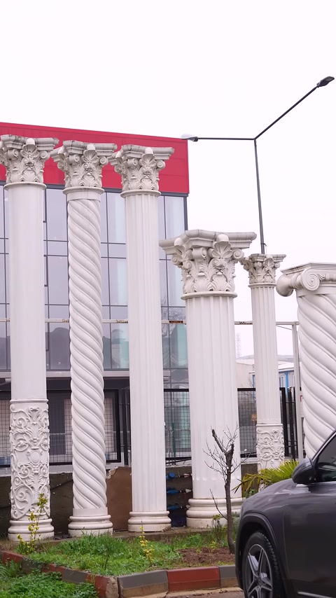 Burgu yivli sütunlar ve bezemeli başlıklar dış cephede görülüyor