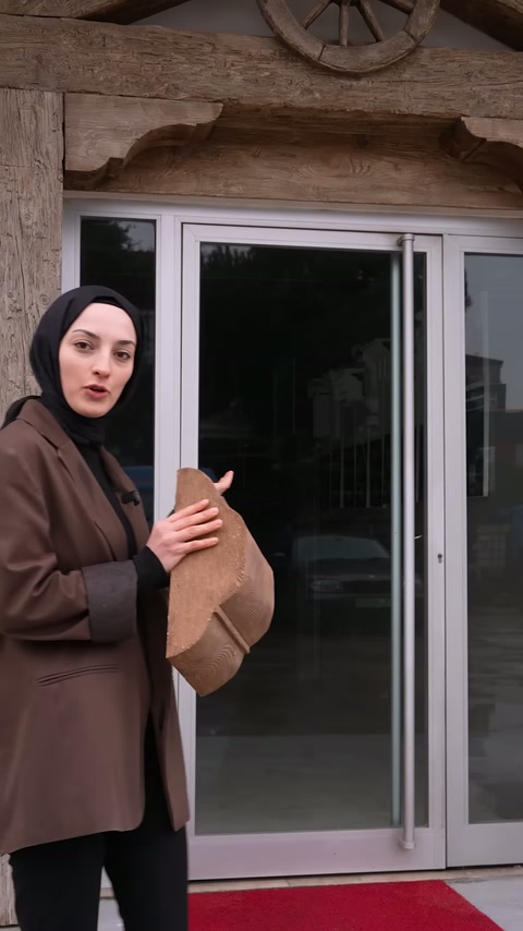 Sunucu elindeki kiriş numunesiyle ilgili açıklamasına devam ediyor
