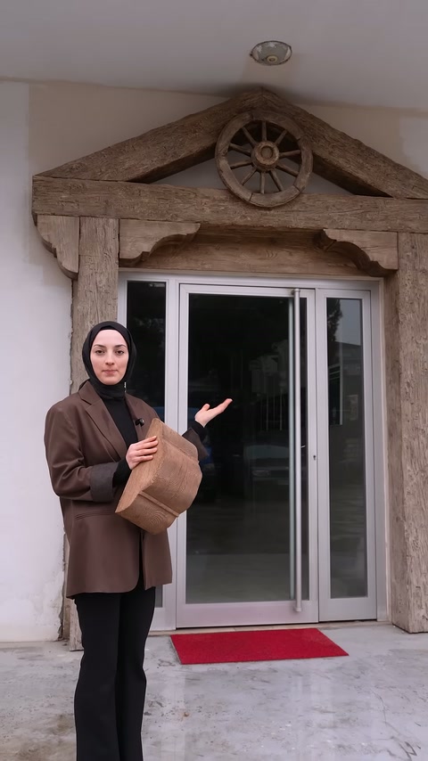 Sunucu bina girişinde elini hareket ettirerek ürünü anlatıyor