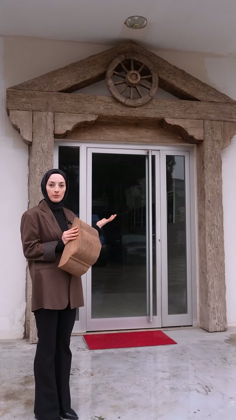 Sunucu giriş kapısı önünde devam eden açıklamasını sürdürüyor