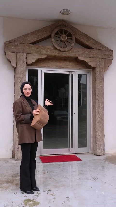Sunucu elindeki kiriş numunesini tekrar kameraya doğru tutuyor