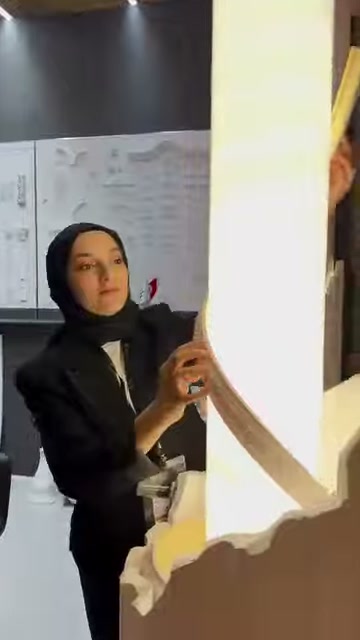 Esnek çıtanın alt bölümü, sütun kaidesindeki eğri çizgiye hizalanıyor