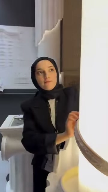 Dekoratif çıtanın ucu, sütun kenarında elle sabitlenerek gösteriliyor