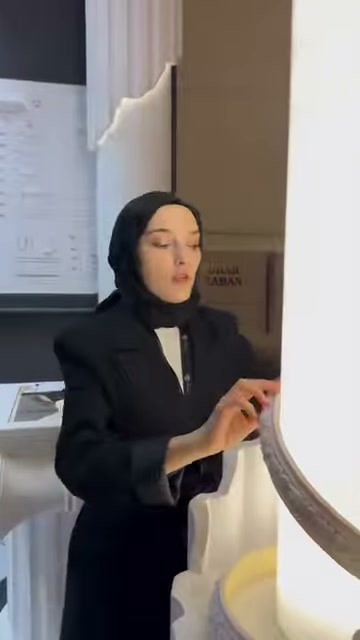 Esnek profil, kavisli kaide boyunca uzatılarak yüzeye uyarlanıyor