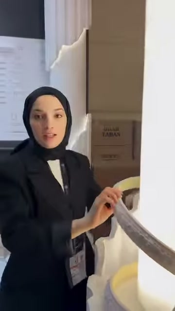 Flex çıtanın bükülebilen yapısı, sütun tabanında uygulamalı sergileniyor