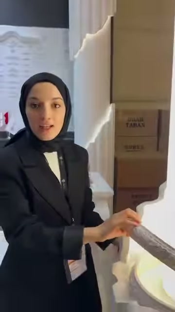 Uzun flex çıta, sütun dibindeki yuvarlak hatta elle bastırılıyor